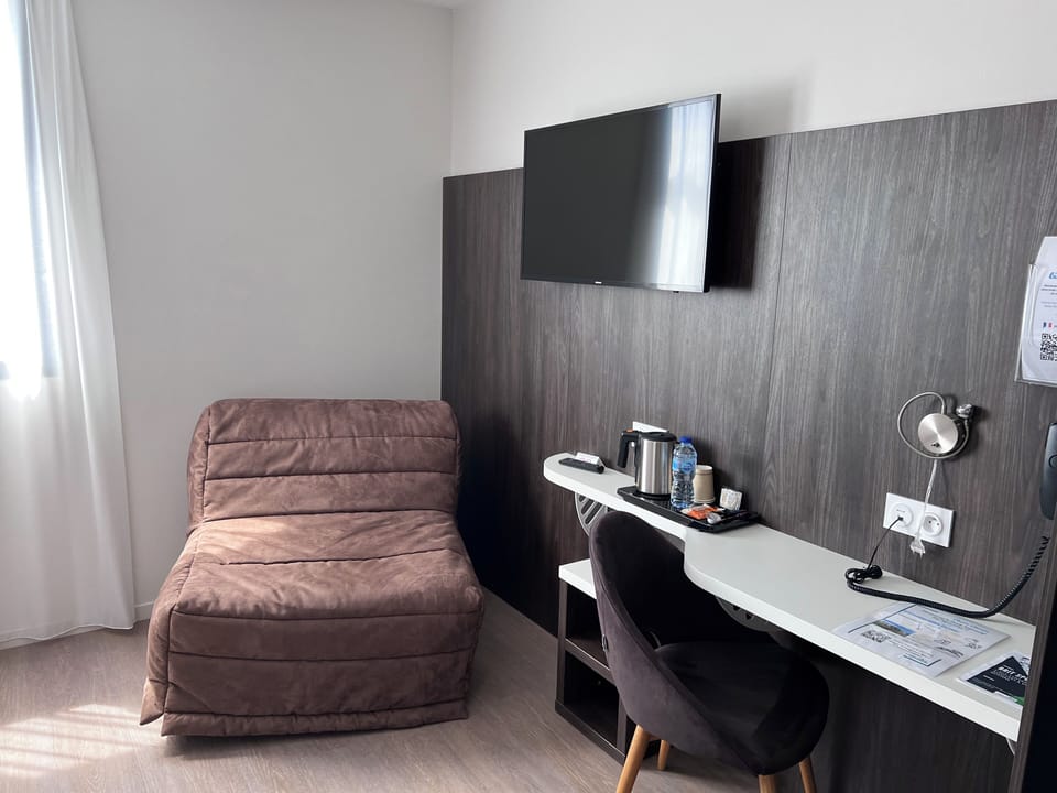 Individually decorated, individually furnished, desk, soundproofing