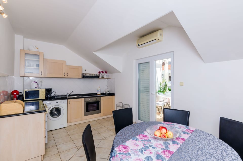 Apartment (Apartment with Shared Pool) | In-room dining