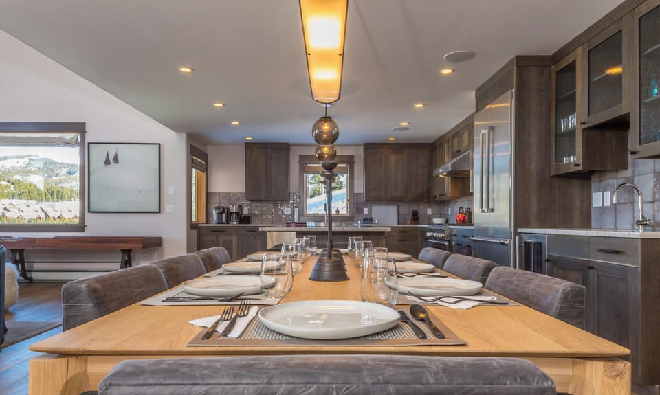 Dining Room- Seats 8 Guests