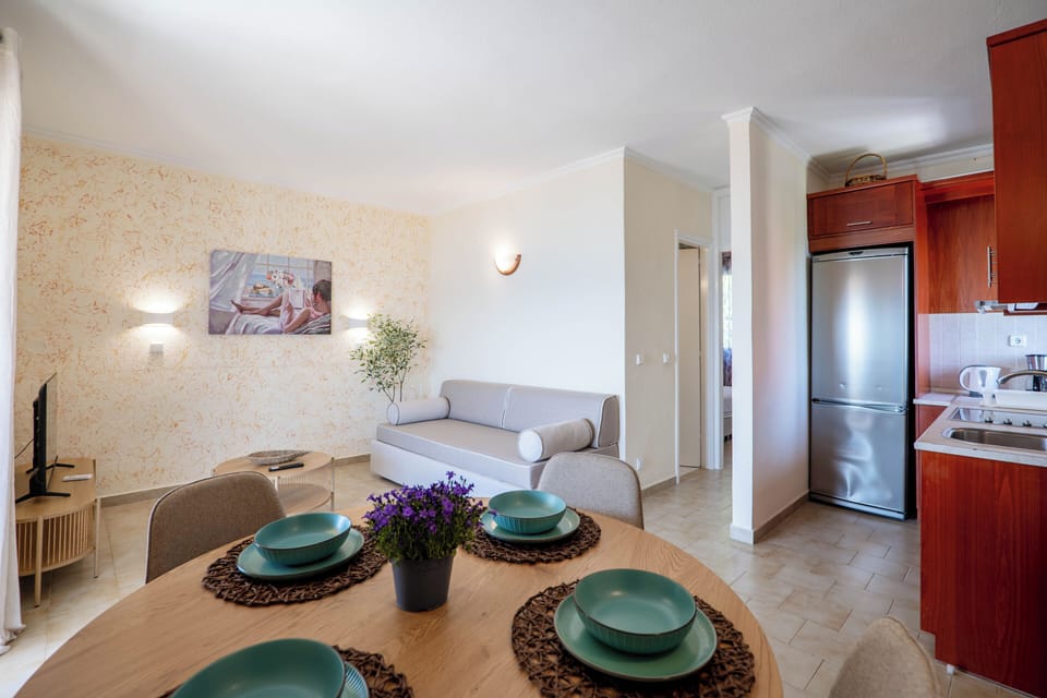 Apartment, 1 Bedroom, Balcony, Mountain View | Living room