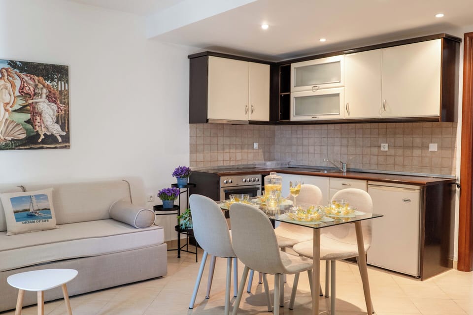 Apartment, 1 Bedroom, Smoking, Mountain View | Dining room