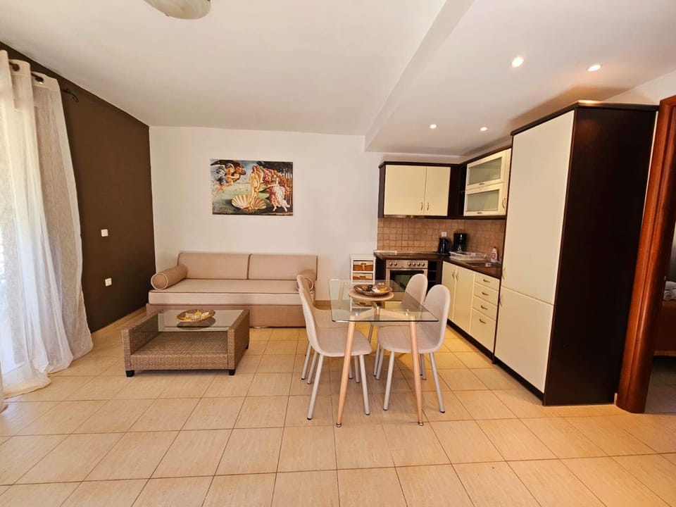 Apartment, 1 Bedroom, Smoking, Mountain View | Dining room