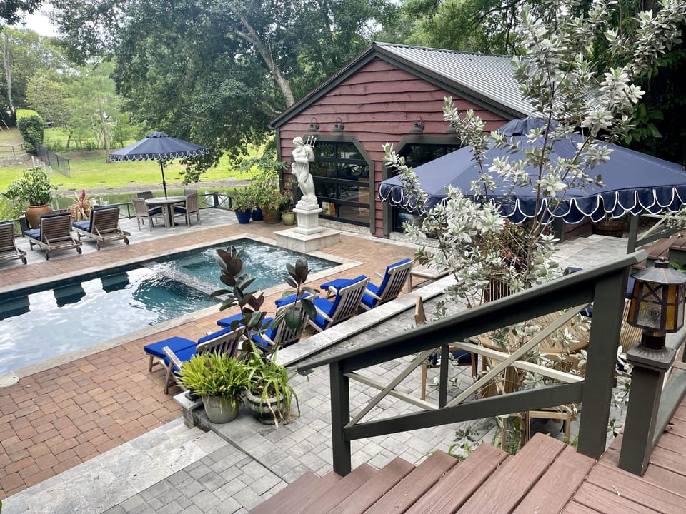 Pool w/spa. 35 dollars a day additional to use pool/spa, pub/game room & gym