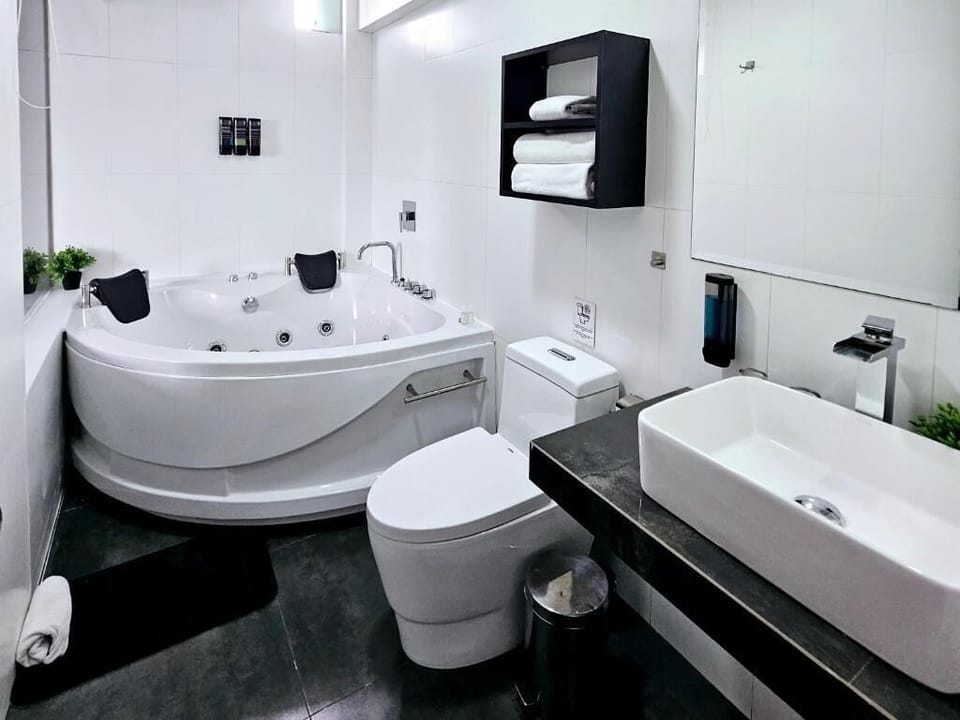Deluxe Suite | Bathroom | Shower, rainfall showerhead, hair dryer, towels
