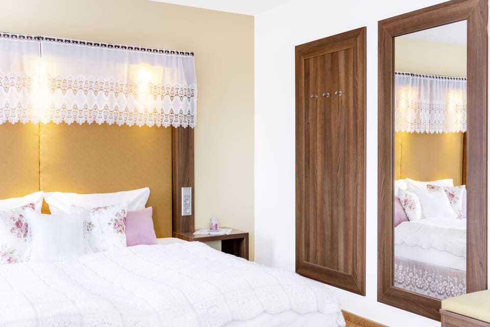 Double Room (modern) | Hypo-allergenic bedding, desk, cribs/infant beds, rollaway beds