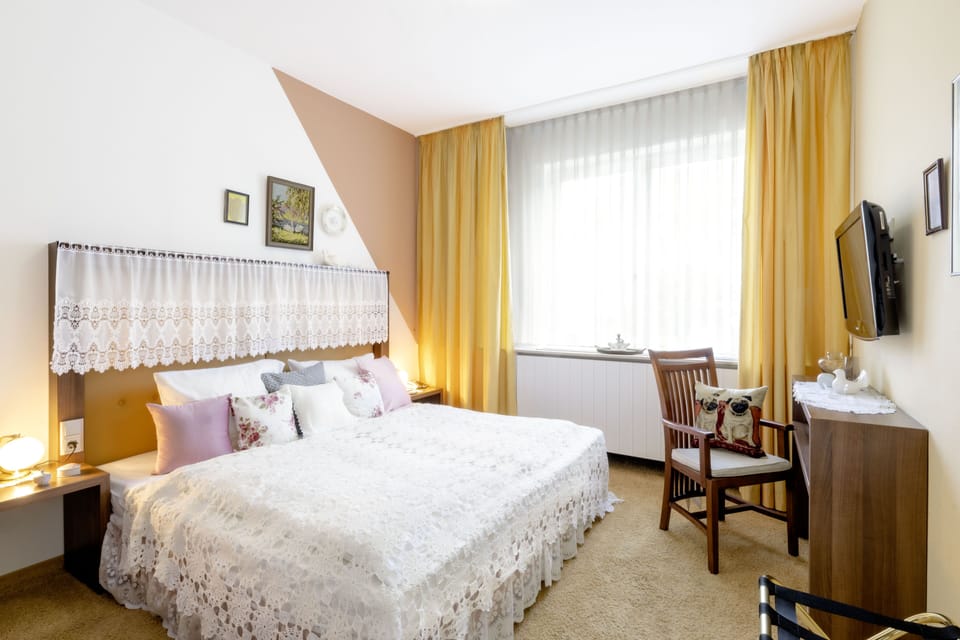 ALMA's Residence | Hypo-allergenic bedding, desk, cribs/infant beds, rollaway beds