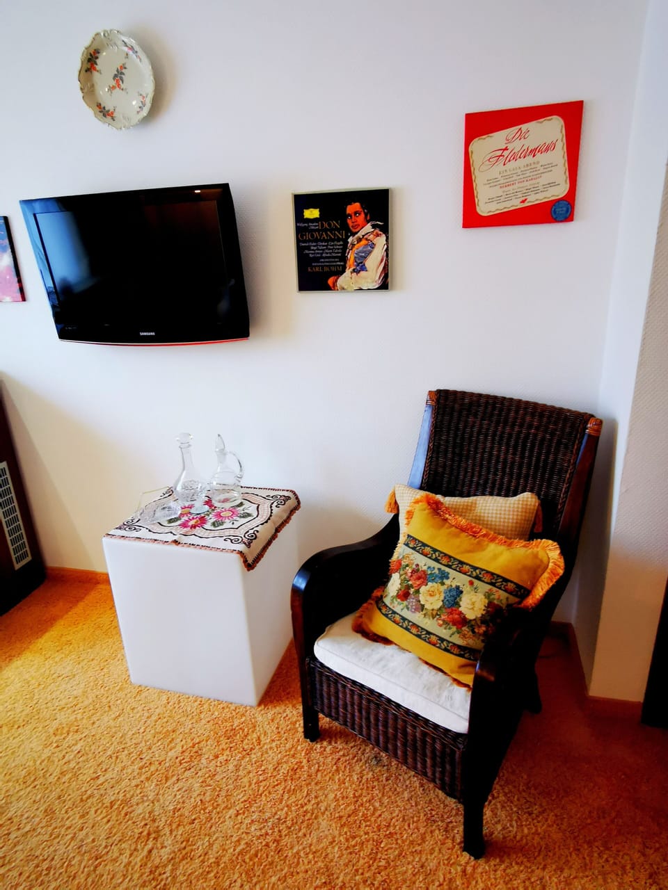ALMA's Residence | Living area | 40-cm flat-screen TV with satellite channels, TV
