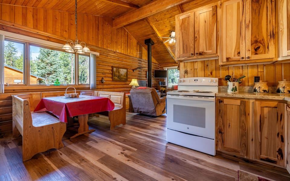 Cooking and enjoy meals is a pleasure at the cabin