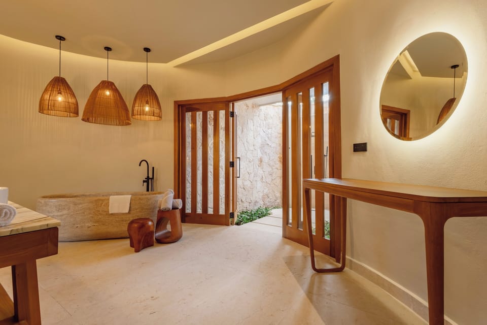 Laguna Villa Suite | Bathroom | Separate tub and shower, free toiletries, hair dryer, towels