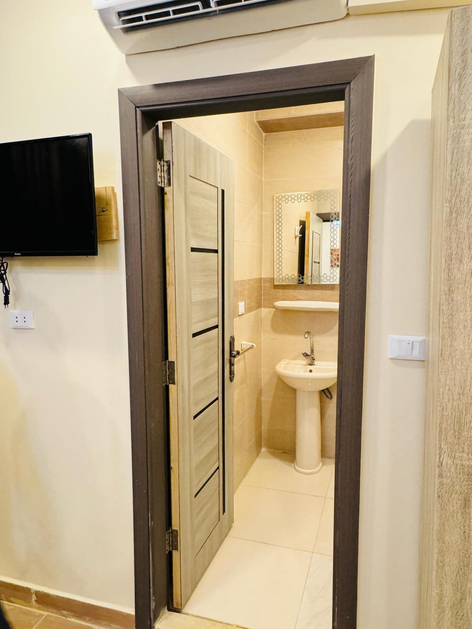 Shower, hydromassage showerhead, free toiletries, hair dryer