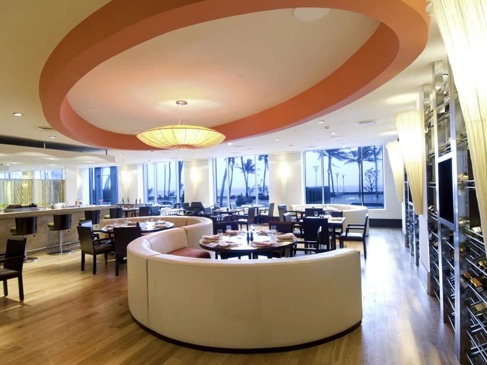 5 restaurants; breakfast, lunch, dinner, and brunch served