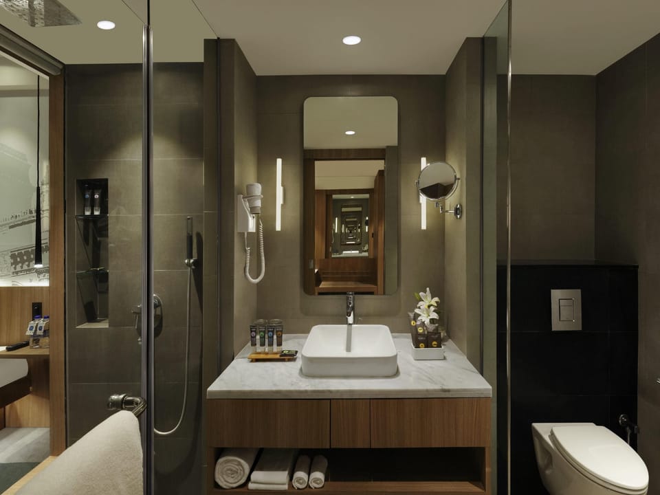 Premium bedding, minibar, in-room safe, iron/ironing board