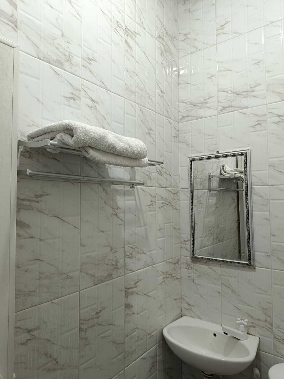 Deluxe Double Room, 1 Queen Bed | Bathroom | Shower, free toiletries, bidet, towels