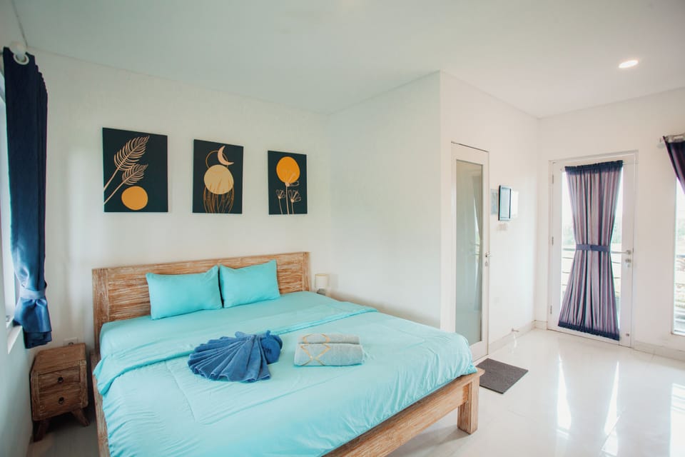 King Bed Room with Sea View | Free WiFi, bed sheets