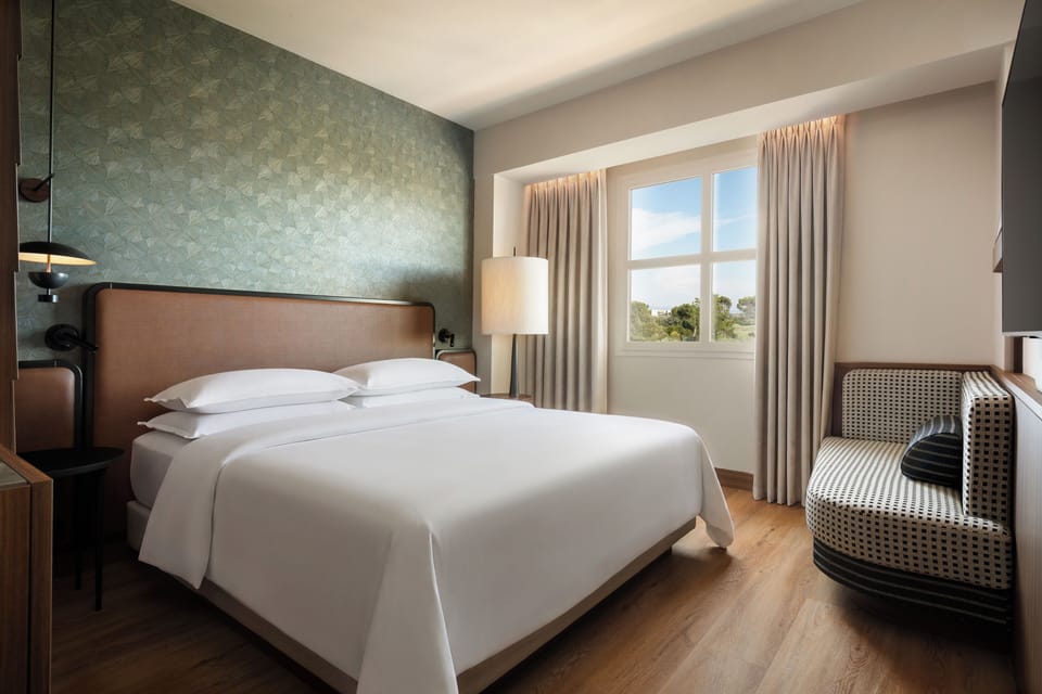Superior Room, 1 King Bed, Garden View | Premium bedding, in-room safe, desk, laptop workspace