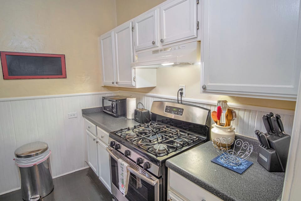 House (3 Bedrooms) | Private kitchen | Fridge, microwave, oven, stovetop