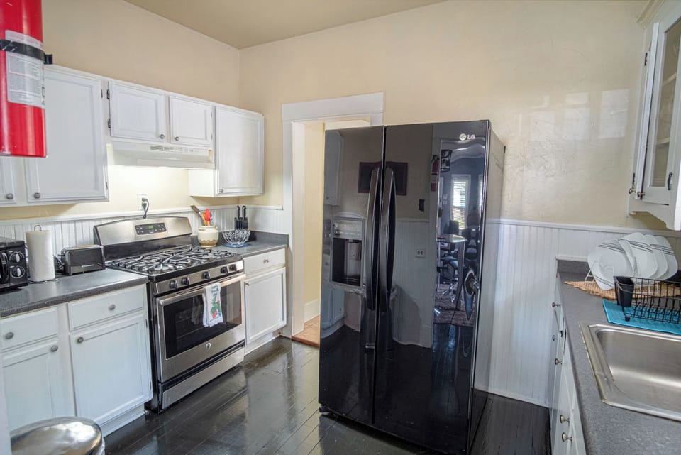 House (3 Bedrooms) | Private kitchen | Fridge, microwave, oven, stovetop