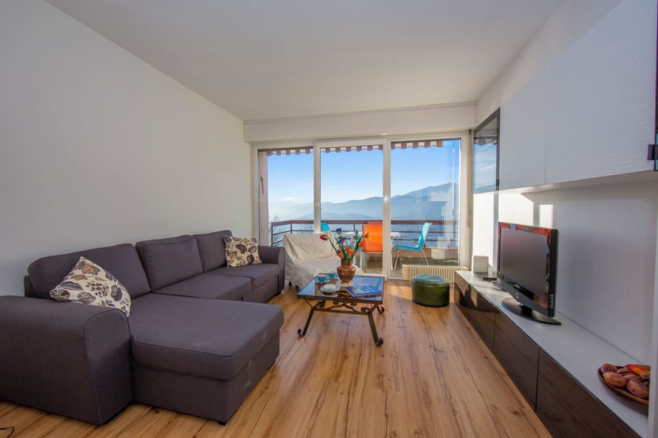 Family Apartment, 2 Bedrooms, 2 Bathrooms, Mountainside (Aldesago Panoramica) | Living area | 22-inch flat-screen TV with digital channels, TV, stereo