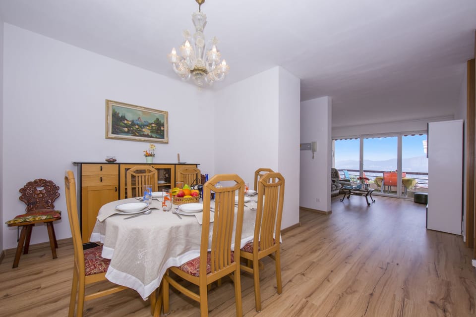 Family Apartment, 2 Bedrooms, 2 Bathrooms, Mountainside (Aldesago Panoramica with shared Pool) | Dining room