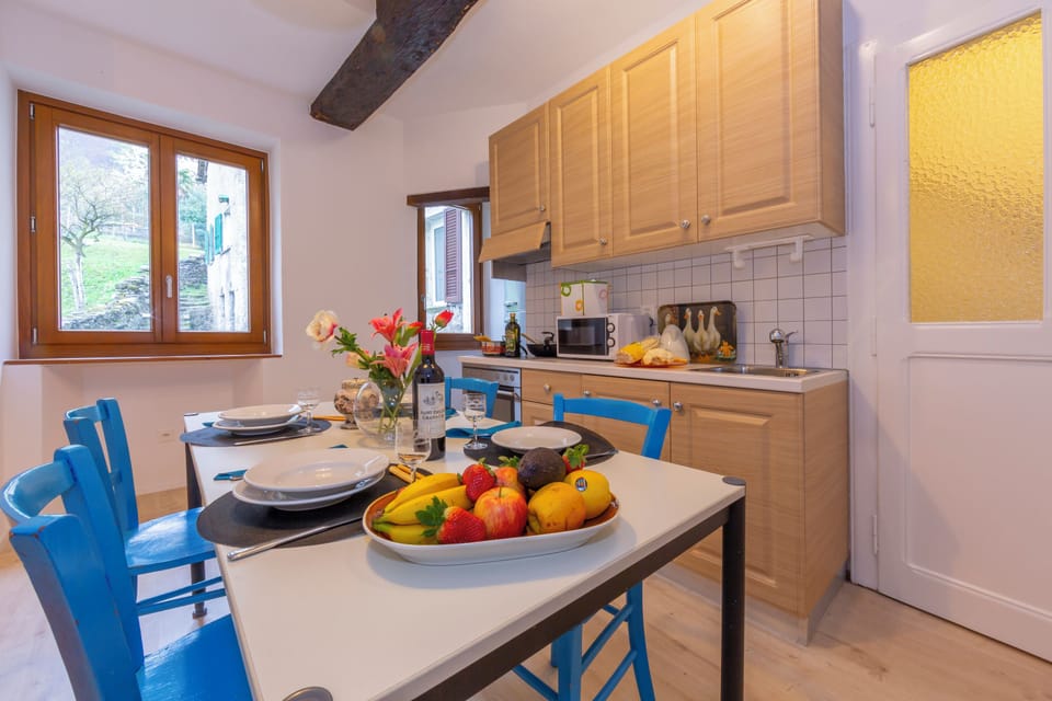 Family Townhome, 2 Bedrooms, 2 Bathrooms, Mountainside (Casa Gialla) | Dining