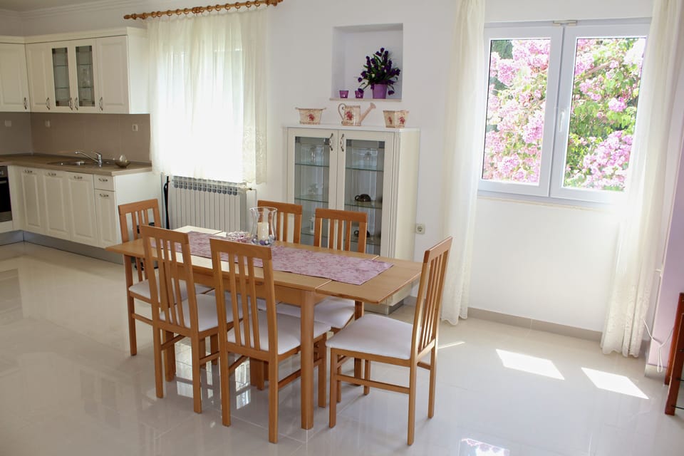 Apartment (Two-Bedroom Apartment with Balcony) | In-room dining