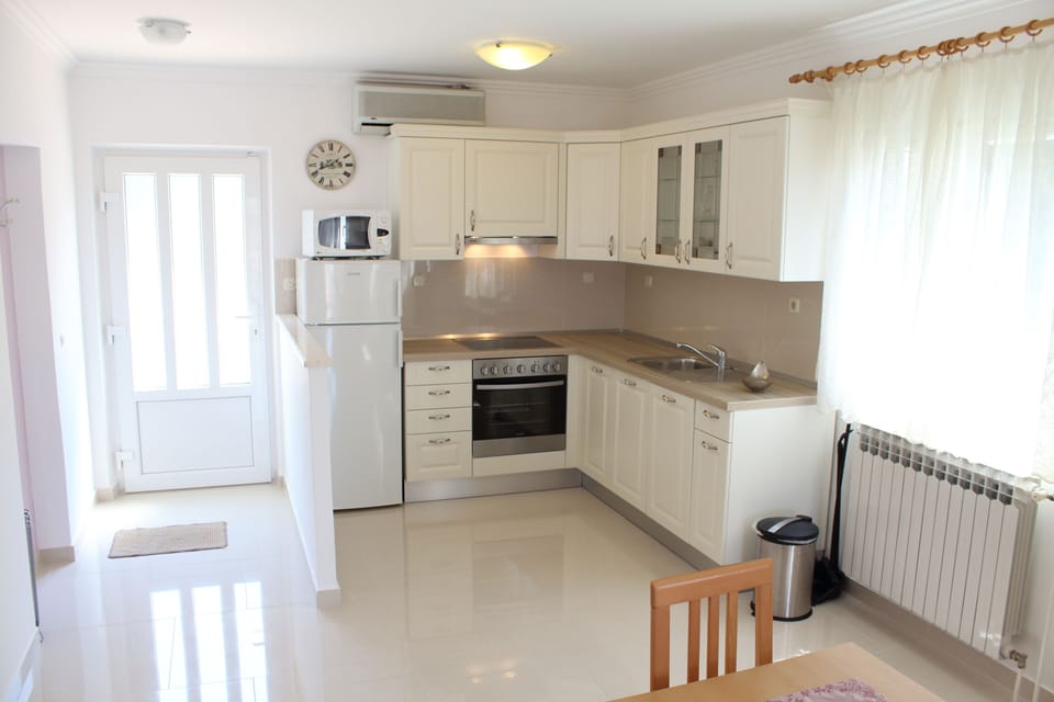 Apartment (Two-Bedroom Apartment with Balcony) | Private kitchen | Fridge, oven, coffee/tea maker, electric kettle