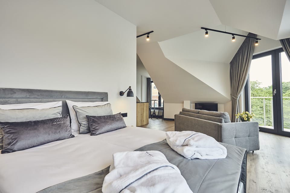 Premium Apartment, 1 Queen Bed, River View | Egyptian cotton sheets, premium bedding, minibar, desk