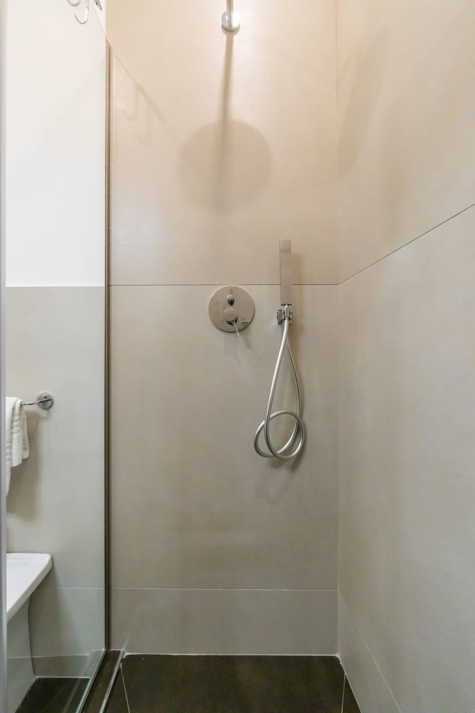 Superior Double Room | Bathroom | Shower, rainfall showerhead, free toiletries, hair dryer