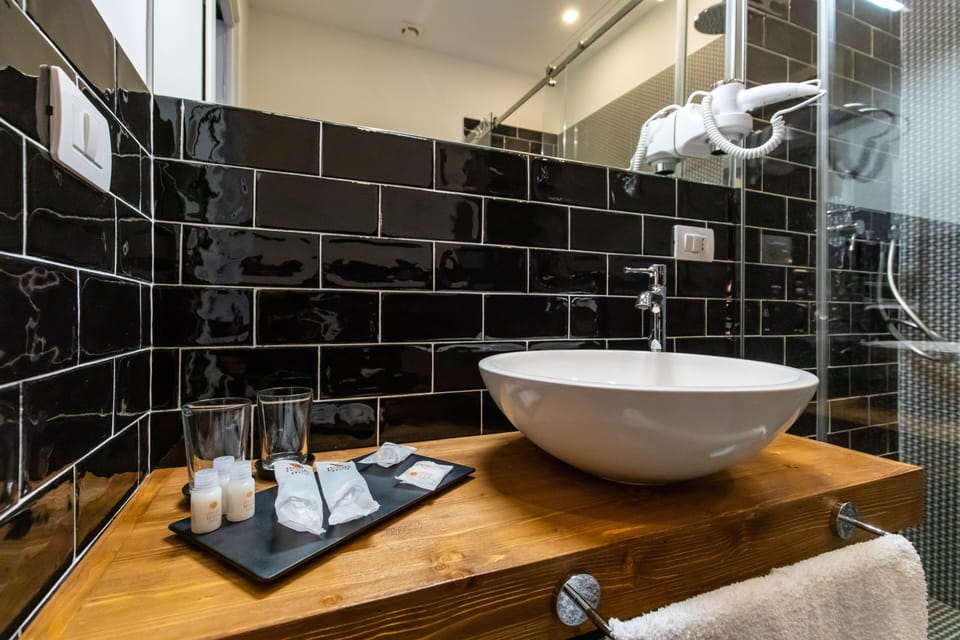 Classic Double or Twin Room, City View | Bathroom | Shower, rainfall showerhead, free toiletries, hair dryer