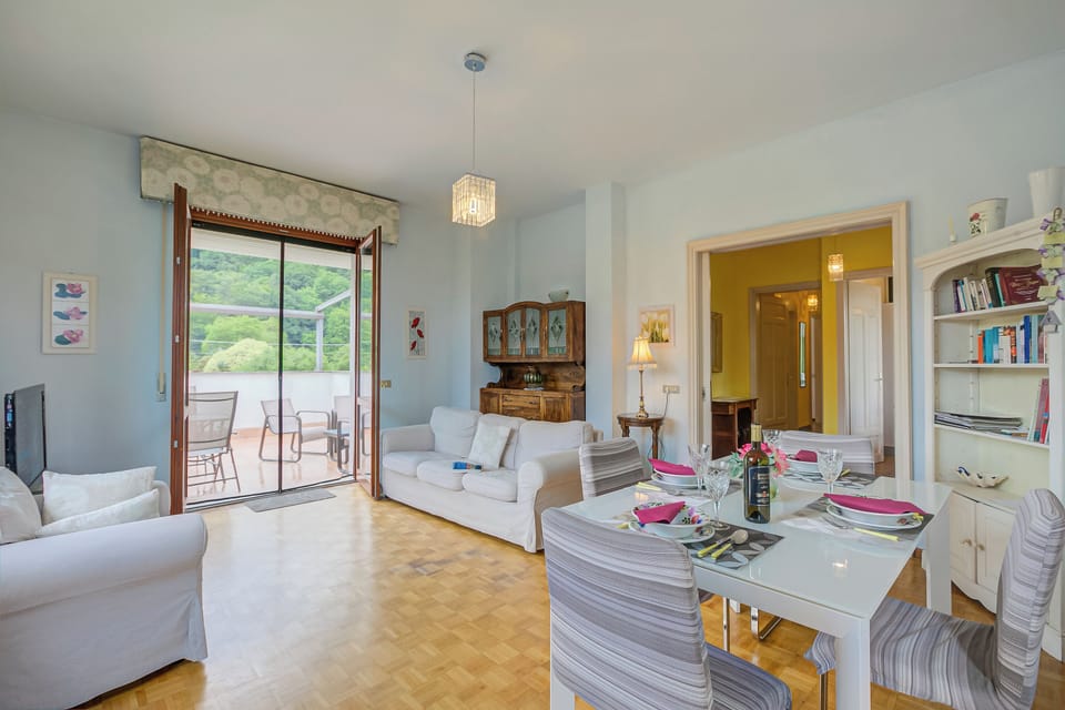Family Apartment, 2 Bedrooms, 2 Bathrooms (Connie's apartment) | Living area | 22-inch flat-screen TV with digital channels, TV, books