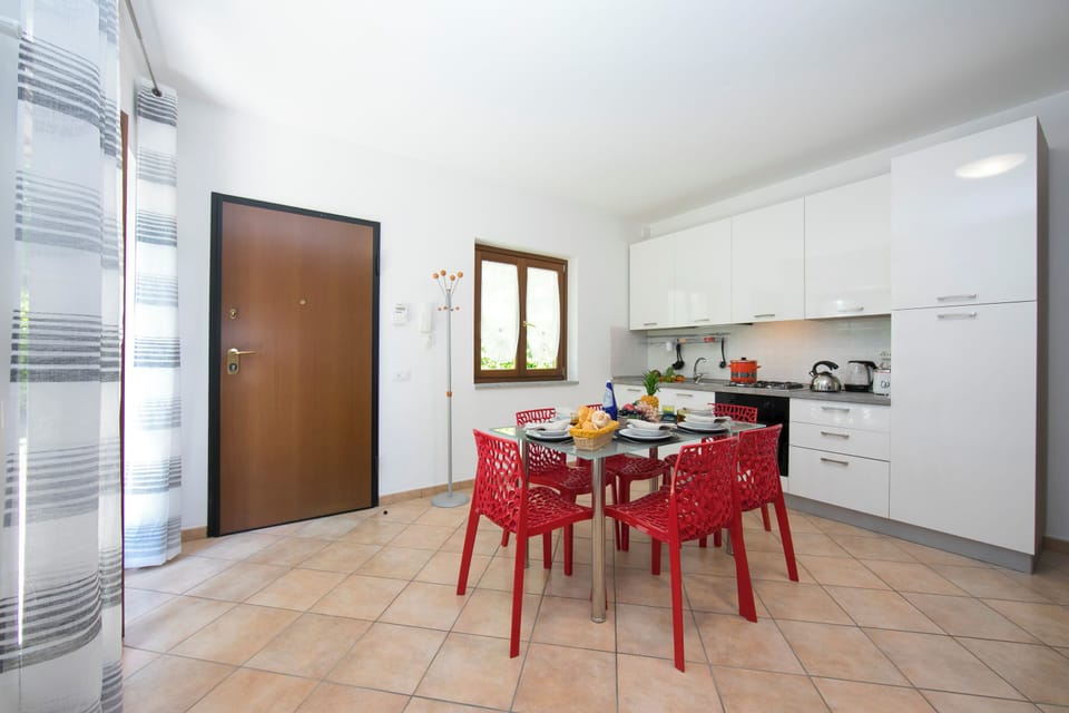 Family Townhome, 2 Bedrooms, 2 Bathrooms (Le Betulle Garden in Laveno) | Private kitchen | Full-size fridge, microwave, oven, stovetop