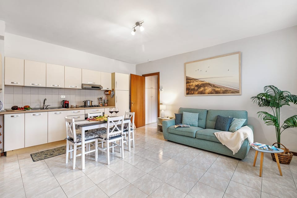 Family Apartment, Multiple Bedrooms (Petalo Bianco 100m from lake) | Interior