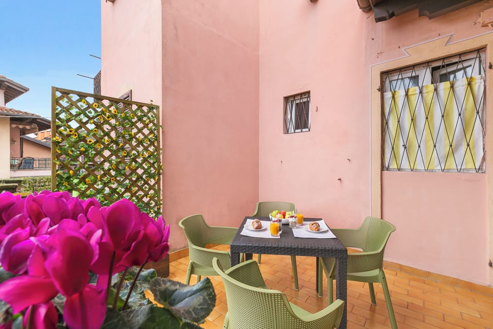 Family Apartment, 1 Bedroom, Microwave (Petalo Bianco: 100m from Lake,) | Outdoor dining