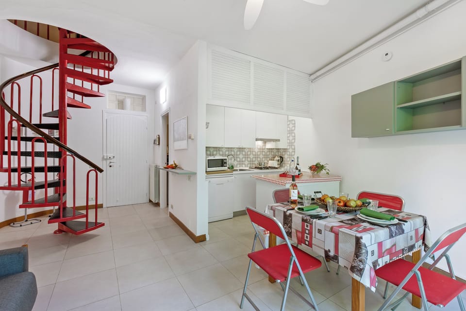 Family Apartment, 2 Bedrooms, 2 Bathrooms (Rododendro Rosso) | Dining