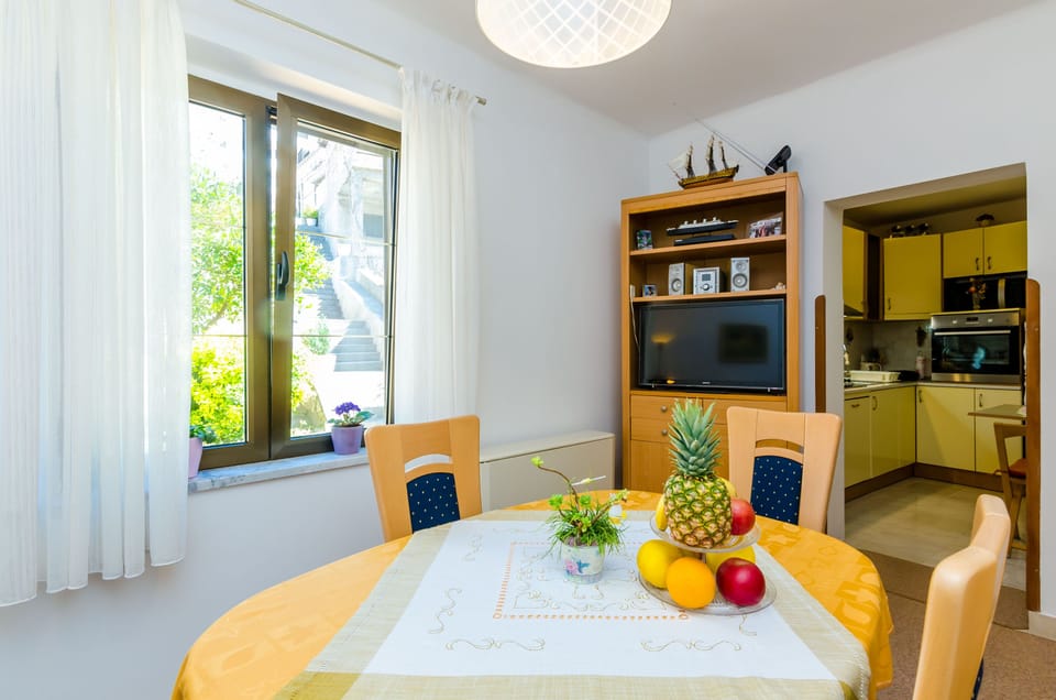 Apartment (One Bedroom Apartment with Terrace) | Dining room