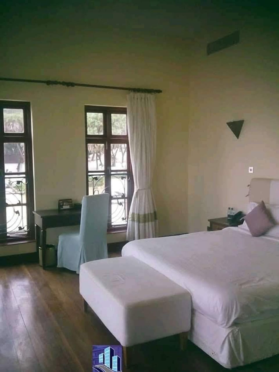 Single Room | Desk, bed sheets