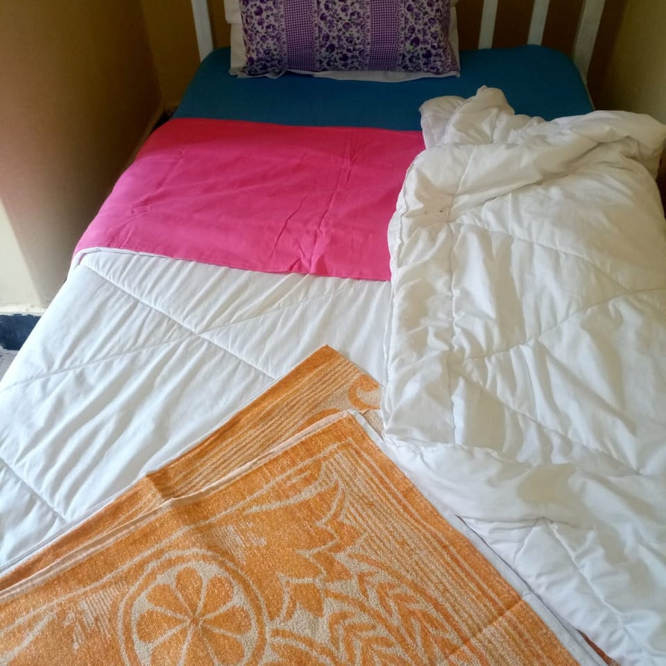 Single Room | Desk, bed sheets