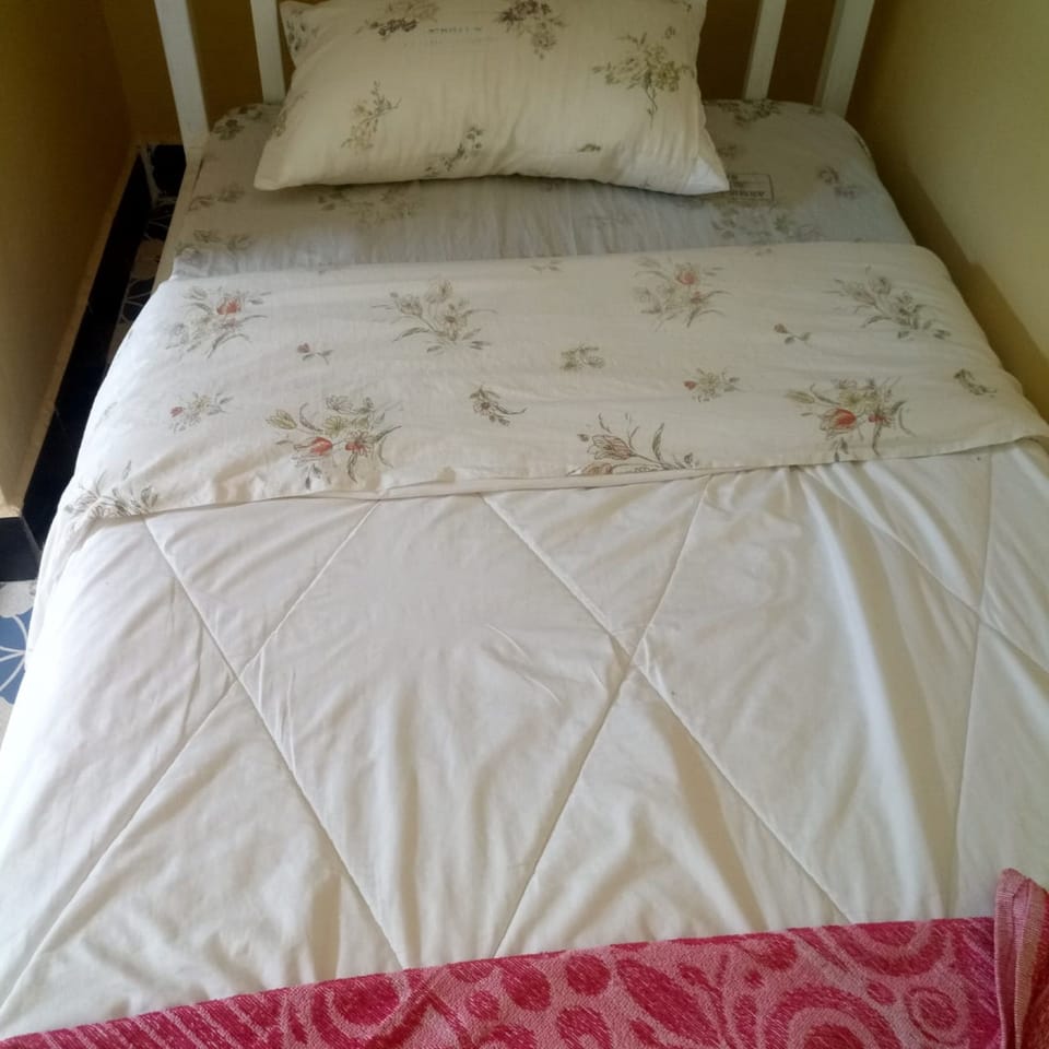 Single Room | Desk, bed sheets