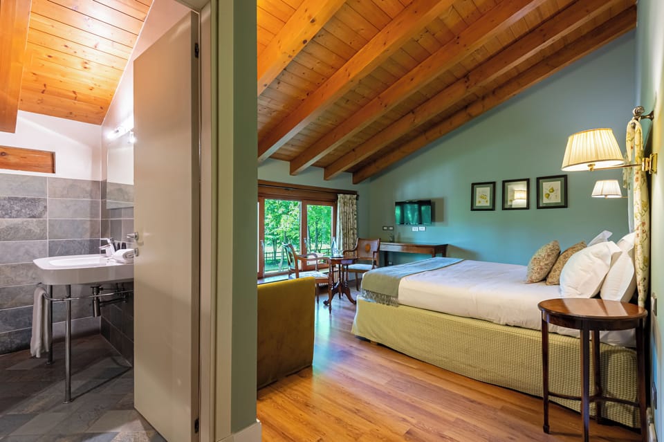 Premium bedding, desk, WiFi (free), bed sheets