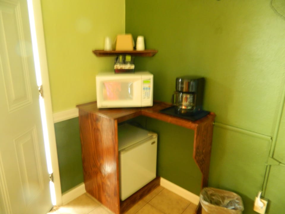 Economy Single Room, 1 Queen Bed, Ground Floor | Room amenity