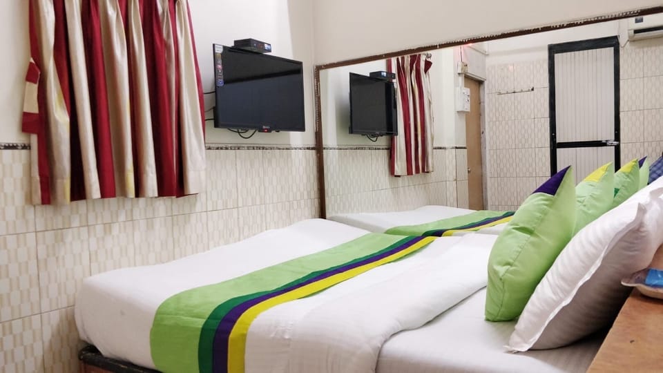 In-room safe, desk, free WiFi