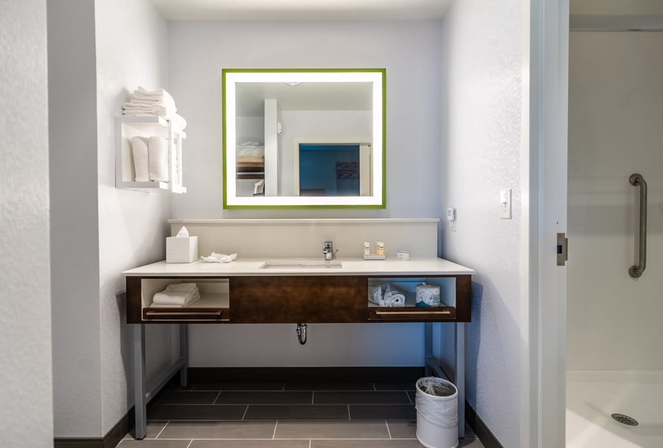 Hydromassage showerhead, free toiletries, hair dryer, towels