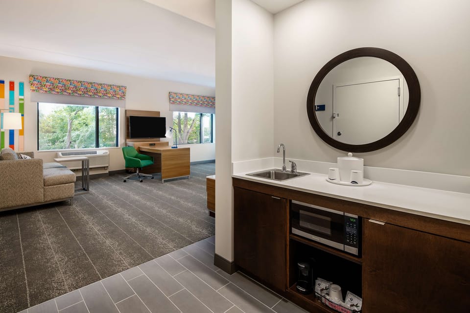 Suite, 1 King Bed, Non Smoking, Corner | Minibar
