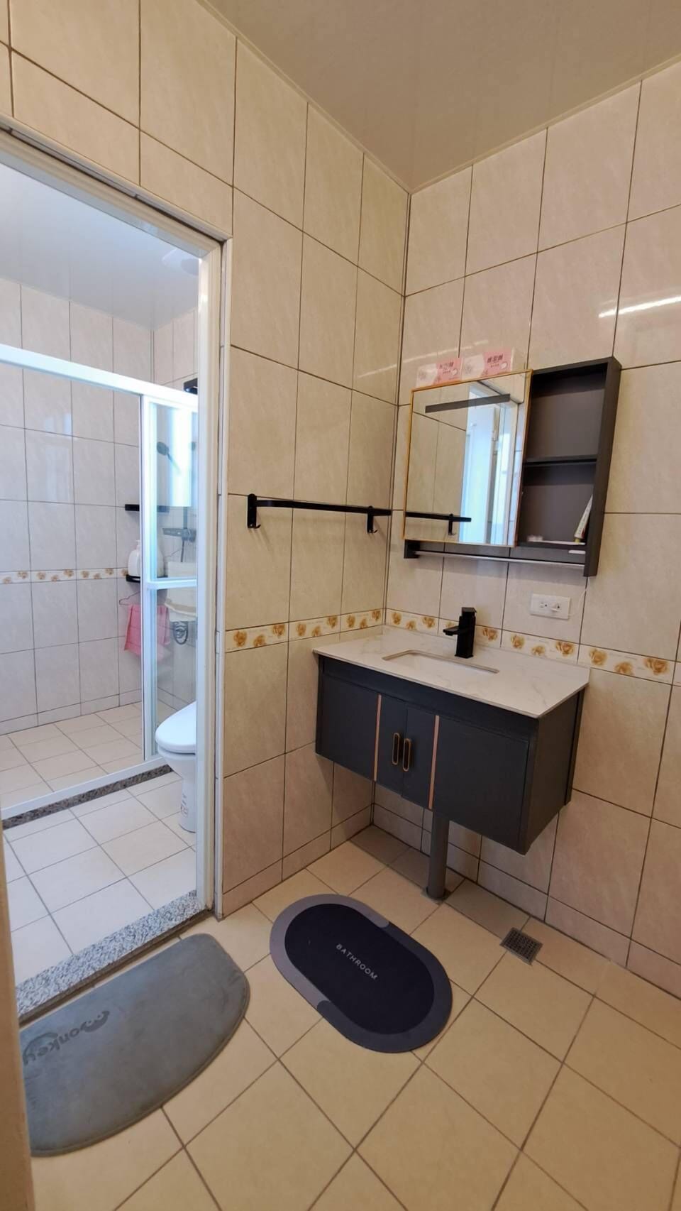 Comfort Double Room, 1 Double Bed, Ensuite | Bathroom | Shower, free toiletries, hair dryer, slippers