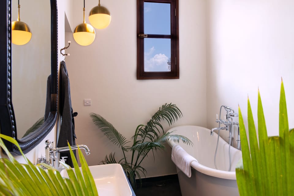 Superior Double Room | Bathroom | Shower, free toiletries, hair dryer, bathrobes