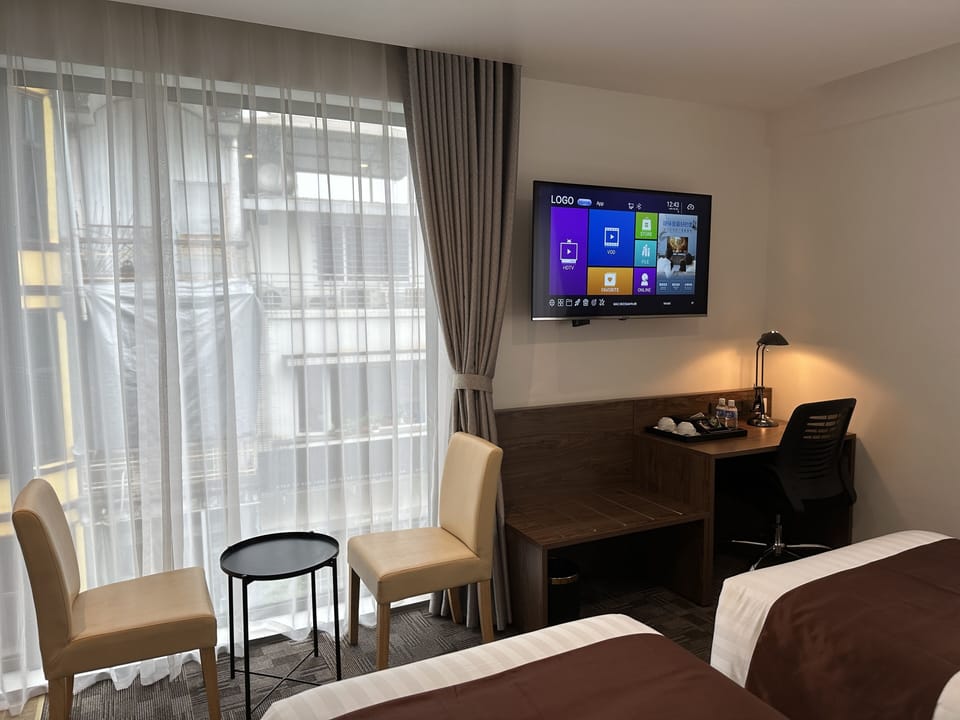Deluxe Twin Room | Minibar, in-room safe, desk, laptop workspace
