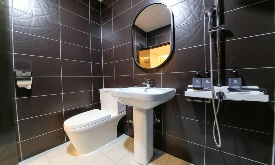 Standard Double Room | Bathroom | Shower, free toiletries, hair dryer, slippers