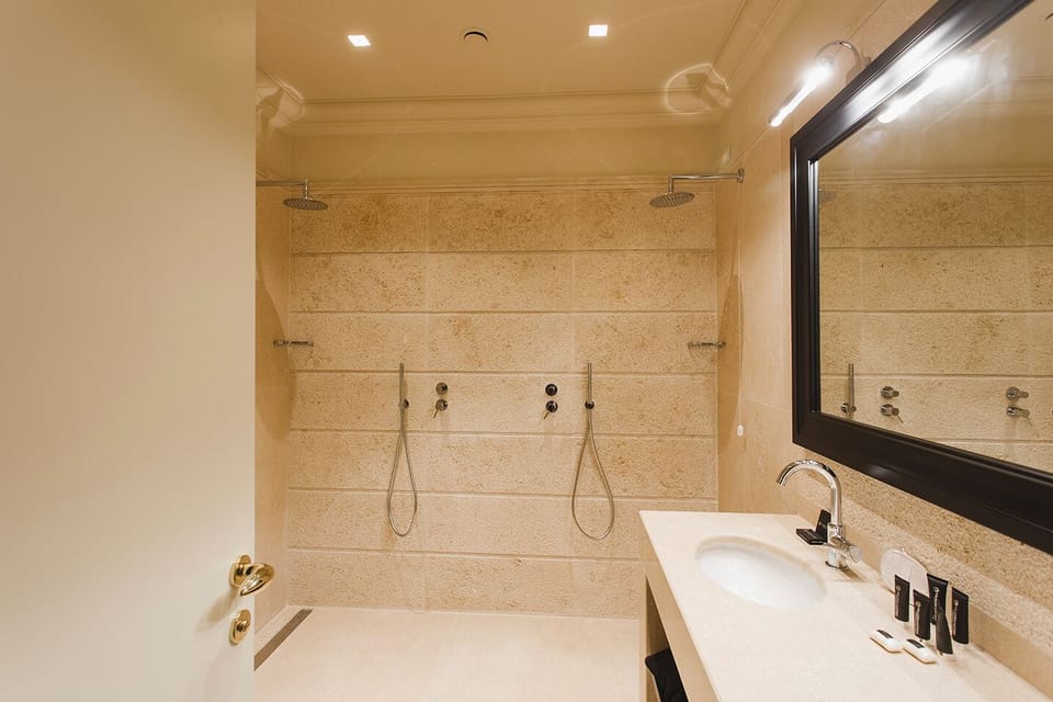 Shower, rainfall showerhead, free toiletries, hair dryer