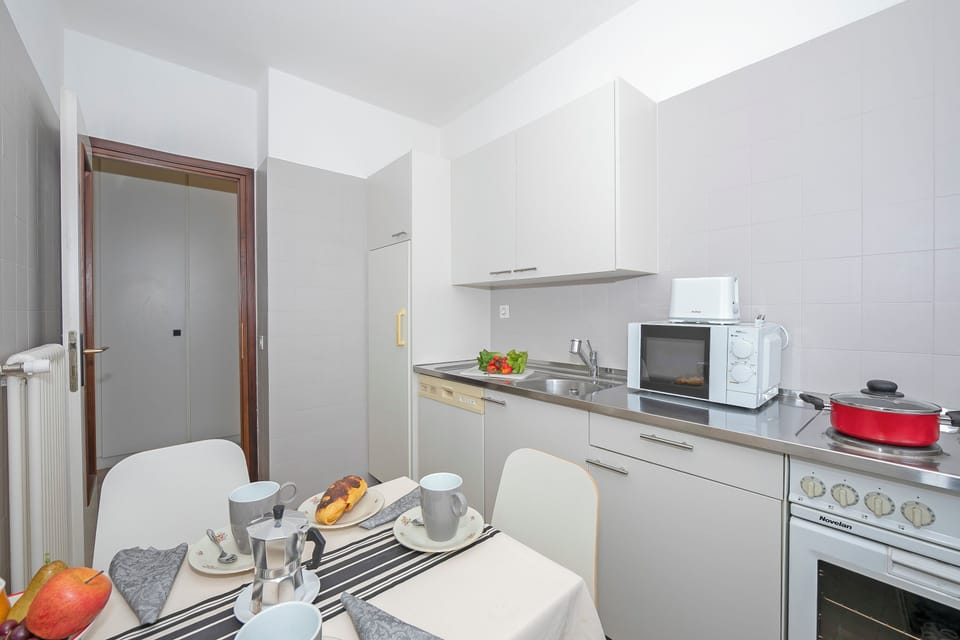 Family Apartment, 2 Bedrooms, 2 Bathrooms (Casa Taddei) | Private kitchen | Full-size fridge, microwave, oven, stovetop