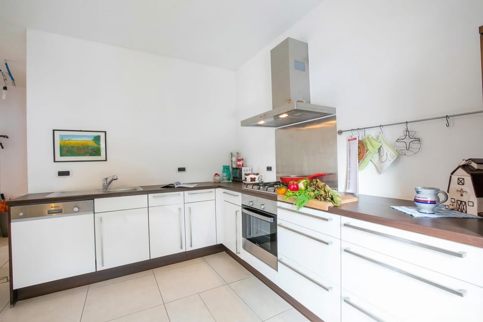 Family Apartment, 2 Bedrooms, 2 Bathrooms (Franklin House) | Private kitchen | Microwave, oven, stovetop, dishwasher